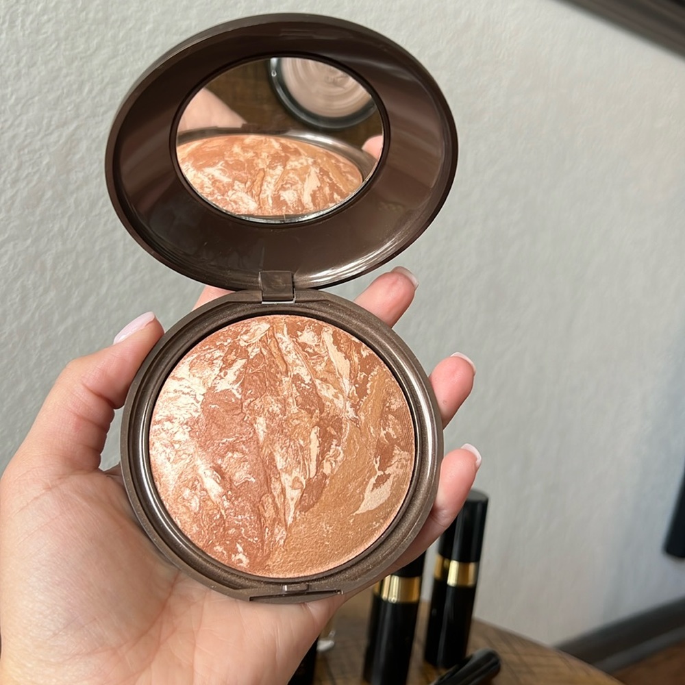 Laura Geller - baked body frosting. Face and body glow. Tahitian glow.